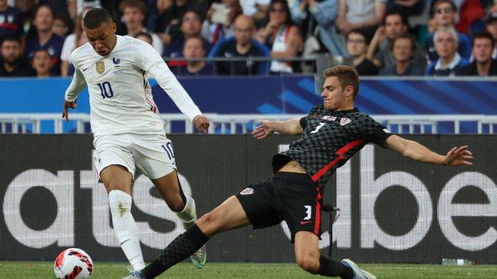 Pemain depan Prancis Kylian Mbappe (kiri) disleding oleh bek Kroasia Josip Stanisic pada pertandingan sepak bola Liga Bangsa-Bangsa UEFA - Liga A Grup 1 antara Prancis dan Kroasia di Stade de France di Saint-Denis, di pinggiran Paris pada 13 Juni 2022.