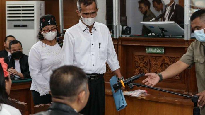 Ayah dan ibunda Nofriansyah Yosua Hutabarat (Brigadir J), Samuel Hutabarat dan Rosti Simanjuntak menjadi saksi sidang pembunuhan anaknya dengan terdakwa Ferdy Sambo dan Putri Candrawathi di Pengadilan Negeri Jakarta Selatan, Selasa (1/11/2022). Agenda persidangan pemeriksaan saksi-saksi.