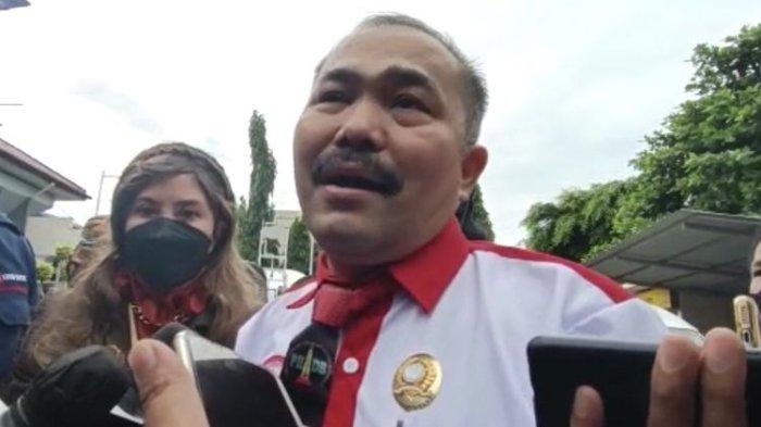 Kamaruddin Simanjuntak dan keluarga Nofriansyah Yosua Hutabarat atau Brigadir J tiba di Pengadilan Negeri (PN) Jakarta Selatan, Selasa (25/10/2022) pukul 08.55 WIB. Mereka bakal memberi kesaksian untuk terdakwa kasus pembunuhan berencana terhadap Brigadir J, Richard Eliezer.