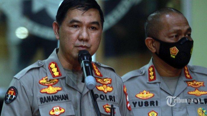 Kabag Penum Divisi Humas Polri, Kombes Ahmad Ramadhan saat jumpa pres penagkapan mantan Sekretaris Umum FPI Munarman di Polda Metrojaya, Selasa(27/4/2021). Kombes Ahmad Ramadhan mengatakan penangkapan Munarman terkait dengan dugaan keterlibatan dengan aksi-aksi terorisme yang terjadi di sejumlah tempat beberapa waktu lalu.