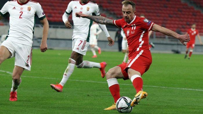 Gelandang Polandia Kamil Grosicki (kanan) menendang bola pada pertandingan sepak bola kualifikasi Piala Dunia FIFA Qatar 2022 Hungaria v Polandia di Puskas Arena di Budapest pada 25 Maret 2021.