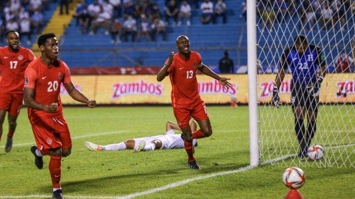 Pemain sepak bola Kanada Atiba Hutchinson (tengah), Jonathan David (2-kiri) dan Cyle Larin (kiri) merayakan setelah mencetak gol melawan Honduras selama pertandingan kualifikasi Piala Dunia Qatar 2022 Concacaf di Stadion Olimpico Metropolitano di San Pedro Sula, Honduras pada Januari 27, 2022.