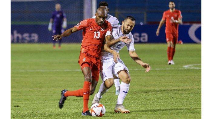 Alfredo Mejia (kanan) dari Hondura dan Atiba Hutchinson dari Kanada bersaing memperebutkan bola dalam pertandingan kualifikasi Piala Dunia Qatar 2022 Concacaf di Stadion Olimpico Metropolitano di San Pedro Sula, Honduras pada 27 Januari 2022.
