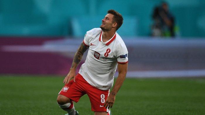Gelandang Polandia Karol Linetty bereaksi pada pertandingan sepak bola Grup E UEFA EURO 2020 antara Polandia dan Slovakia di Stadion Saint Petersburg di Saint Petersburg pada 14 Juni 2021.