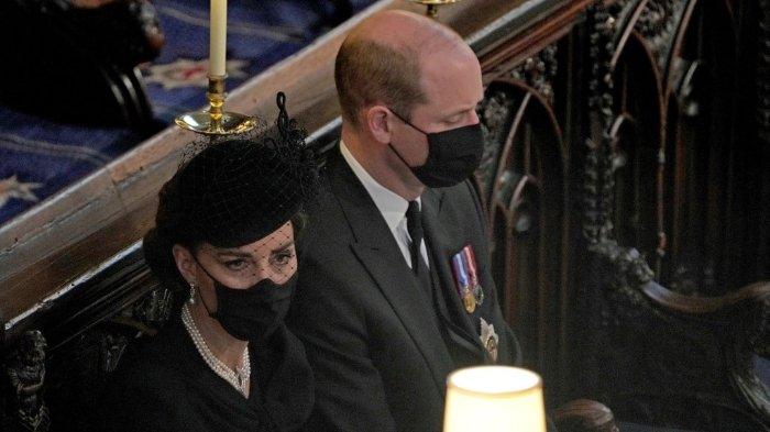 Catherine Middleton, Duchess of Cambridge (kiri) dari Inggris dan Pangeran William dari Inggris, Duke of Cambridge menghadiri upacara pemakaman Pangeran Philip dari Inggris, Duke of Edinburgh di Kapel St George di Kastil Windsor, Windsor, sebelah barat London, Sabtu (17/4/2021).