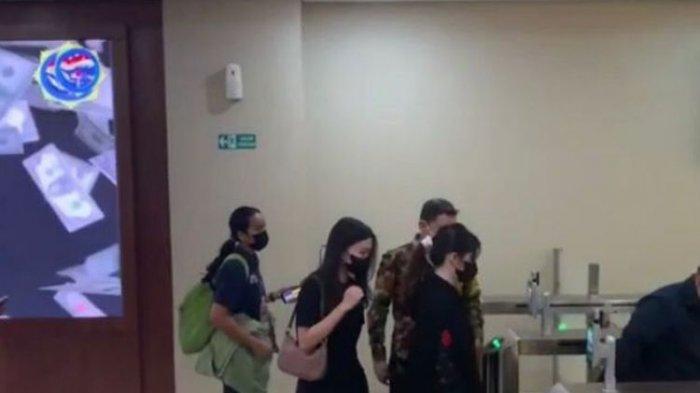 Kekasih Indra Kenz, Vanessa Khong tiba di Bareskrim Polri, Selasa (8/3/2022). Ia diperiksa sebagai saksi atas kasus yang menjerat Indra Kenz.
