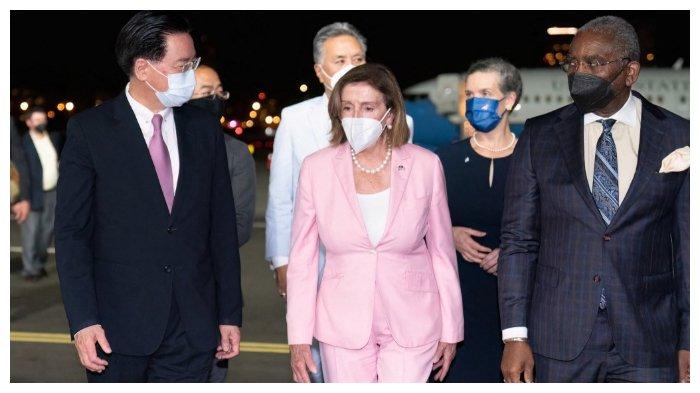 Ketua DPR Amerika Serikat, Nancy Pelosi, disambut ketika tiba di Bandara Sungshan, Taipei, Taiwan.