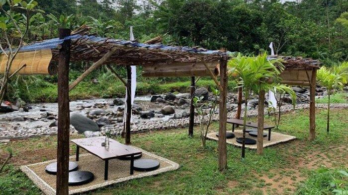 Tempat Ngopi di Kopi Tepian Sentul yang Ada di Pinggir Sungai.