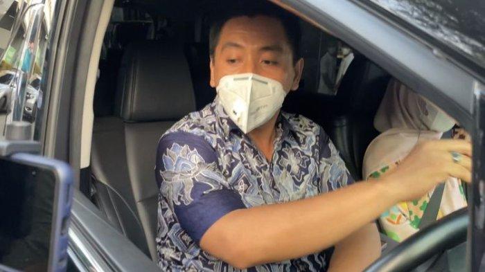 Kuasa hukum Lesti Kejora, Sandy Arifin saat pulang menjenguk kliennya di Rumah Sakit Bunda Jakarta, Sabtu (1/10/2022).