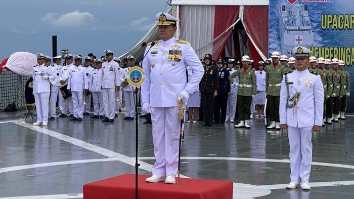 Kepala Staf Angkatan Laut (KSAL) Laksamana Yudo Margono memimpin upacara Hari Pahlawan di Teluk Jakarta, Jakarta Utara, Kamis (10/11/2022).