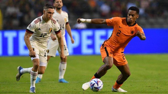 Leandro Trossard (kiri) dari Belgia berebut bola dengan Jurrien Timber dari Belanda (kanan) pada pertandingan sepak bola UEFA Nations League antara Belgia dan Belanda. Pertandingan itu digelar di Stadion King Baudouin di Brussels, pada 3 Juni 2022.