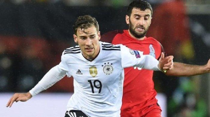 Gelandang tim nasional Jerman, Leon Goretzka (kiri), berebut bola dengan gelandang Azerbaijan, Rahid Amirguliyev, pada laga kualifikasi Piala Dunia 2018 di Mainz, Jerman Barat, 8 Oktober 2017.