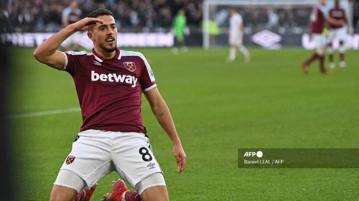Gelandang West Ham United Spanyol Pablo Fornals merayakan setelah mencetak gol kedua mereka selama pertandingan sepak bola Liga Premier Inggris antara West Ham dan Leeds United di Stadion London, di London pada 16 Januari 2022.