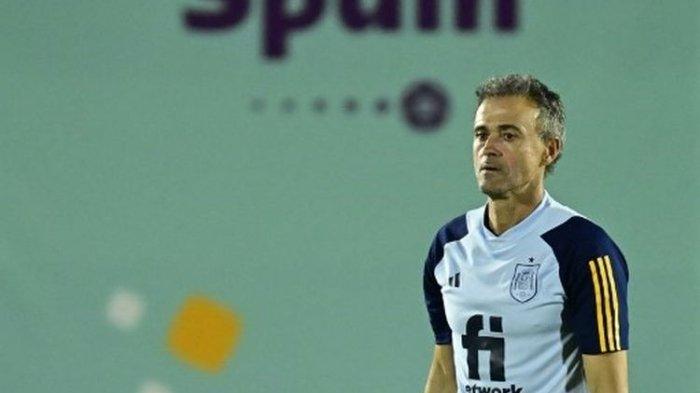 Pelatih timnas Spanyol, Luis Enrique, saat memimpin sesi latihan timnya di Qatar University, Doha, pada Jumat (2/12/2022). Terkini, Luis Enrique akan mendampinigi Spanyol dalam laga melawan Maroko pada babak 16 besar Piala Dunia 2022 Qatar.