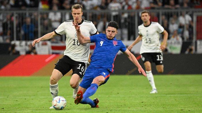 Bek Jerman Lukas Klostermann (kiri) dan gelandang Inggris Declan Rice berebut bola selama pertandingan sepak bola Liga Bangsa-Bangsa UEFA Jerman v Inggris di Munich, Jerman selatan pada 7 Juni 2022.