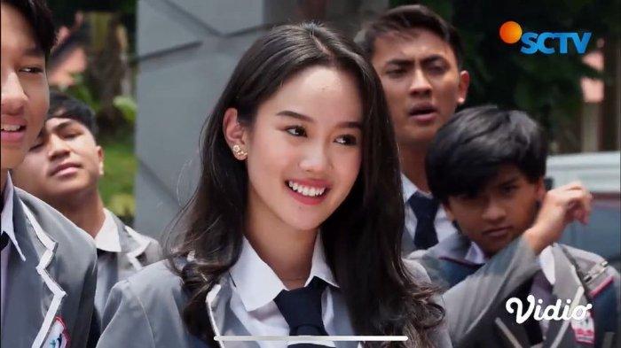Luz Victoria (tengah) di sinetron 'Dari Jendela SMP' yang tayang di SCTV.