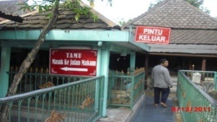 Pengunjung sedang berada di kompleks Makam Sunan Giri