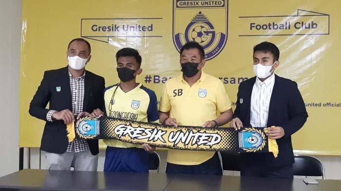 Manajer Gresik United Thoriqi (kiri) bersama Subangkit (dua dari kanan) dan CEO Gresik United Muhammad Allan (kanan) di kantor Sekrtariat Gresik United, Stadion Gelora Joko Samudro, Senin (28/6/2021).