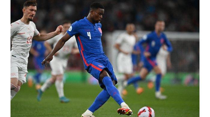 Bek Inggris Marc Guehi mengoper bola selama pertandingan sepak bola persahabatan internasional antara Inggris dan Swiss di stadion Wembley di London utara pada 26 Maret 2022.
