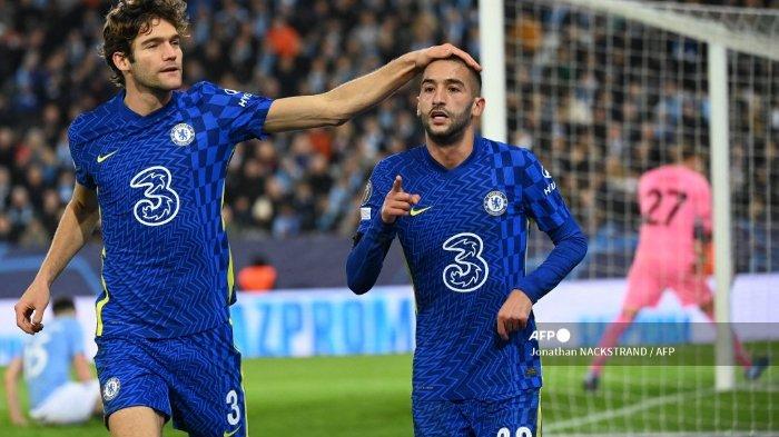 Gelandang Chelsea asal Maroko, Hakim Ziyech (kanan) merayakan mencetak gol pembuka dengan rekan setimnya bek Chelsea asal Spanyol Marcos Alonso selama pertandingan sepak bola grup H Liga Champions UEFA Malmo FF v Chelsea FC di Malmo, Swedia pada 2 November 2021.