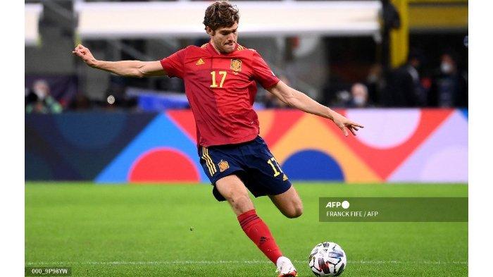 Bek Spanyol Marcos Alonso meneriakkan bola selama pertandingan sepak bola semifinal UEFA Nations League antara Italia dan Spanyol di stadion San Siro (Giuseppe-Meazza) di Milan, pada 6 Oktober 2021.