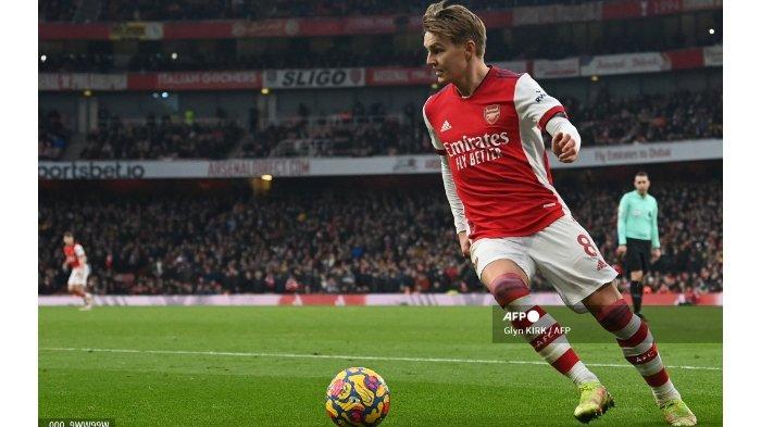 Gelandang Arsenal asal Norwegia Martin Odegaard terlihat memberikan operan pada pertandingan sepak bola Liga Premier Inggris antara Arsenal dan Burnley di Stadion Emirates di London pada 23 Januari 2022.