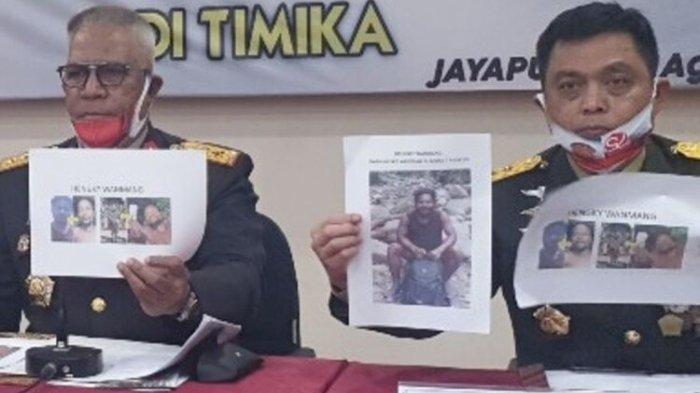 Kapolda Papua Irjen Paulus Waterpauw (tengah) bersama Pangdam XVII/Cenderawasih Mayjen Herman Hasaribab (kiri) dan Kabinda Papua Mayjen Abdul Haris Napoleon, sedang menunjukan foto HW yang telah tewas saat disergap aparata gabungan di Mimika, pada Minggu (16/8/2020), Jayapura, Papua, Senin (17/8/2020).