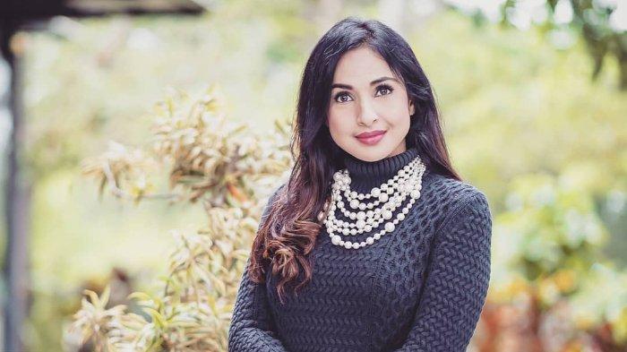 Mehnaz Marinez