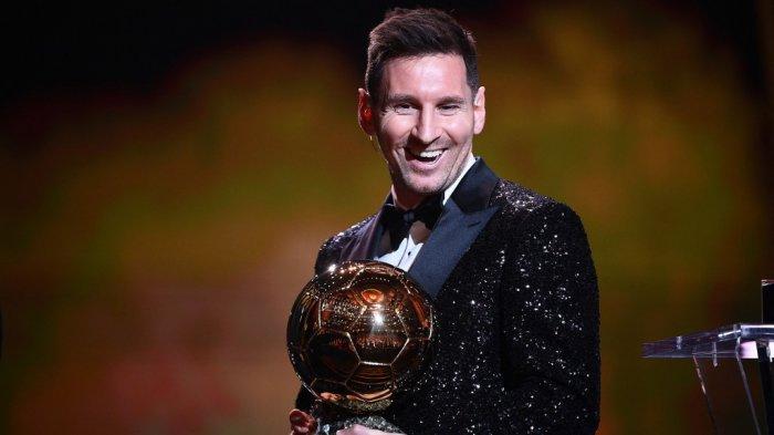 Pemain depan Paris Saint-Germain dan Argentina Lionel Messi bereaksi setelah dianugerahi penghargaan Ballon d'Or selama upacara penghargaan Ballon d'Or France Football 2021 di Theater du Chatelet di Paris pada 29 November 2021.