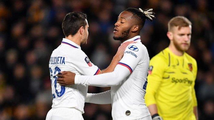 Striker Chelsea Michy Batshuayi (kanan) berselebrasi usai mencetak gol pembuka dengan bek Chelsea Cesar Azpilicueta (kiri) dalam pertandingan putaran keempat Piala FA antara Hull City vs Chelsea di Stadion KCOM di Kingston upon Hull, pada 25 Januari 2020.