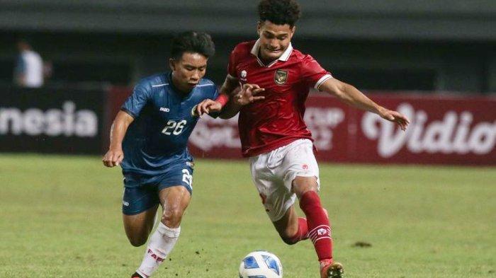 Pemain timnas U19 Indonesia Mikael Alfredo Tata berebut bola saat bertanding melawan Brunei pada laga lanjutan Grup A Piala AFF U19 2022 yang digelar di Stadion Patriot Candrabhaga, Bekasi, Senin (4/7/2022). Indonesia unggul 7-0 atas Brunei.