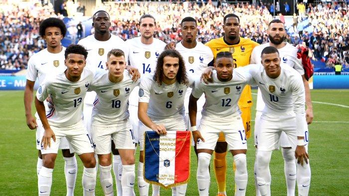 (Kiri-Kanan Atas) Bek Prancis Jules Kounde, Gelandang Prancis Adrien Rabiot, Bek Prancis Presnel Kimpembe, Penjaga gawang Prancis Mike Maignan, Penyerang Prancis Karim Benzema, (Kiri bawah) Bek Prancis Boubacar Kamara, Gelandang Prancis Lucas Digne Matteo Guendouzi, Gelandang Prancis Christopher Nkunku dan Penyerang Prancis Kylian Mbappe berpose di depan UEFA Nations League - League A