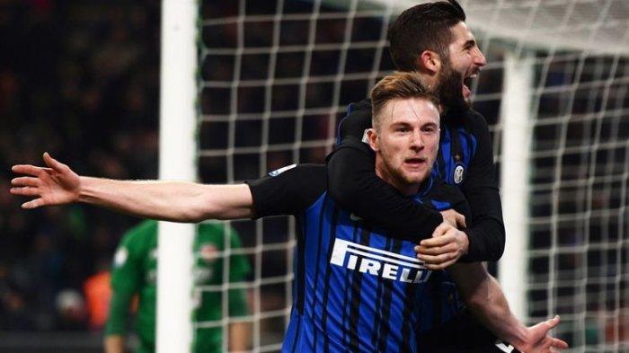 Bek Inter Milan, Milan Skriniar, merayakan golnya ke gawang Benevento pada pertandingan pekan ke-26 Serie A di Stadion Giuseppe Meazza, Sabtu (24/2/2018).