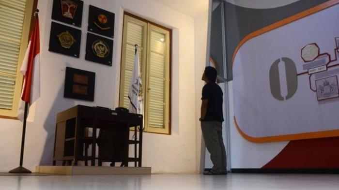 Lini waktu perjalanan sejarah Badan Pemeriksa Keuangan (BPK) dipajang di Museum BPK Republik Indonesia di Kota Magelang, Jawa Tengah, yang tampak lengang, Kamis (24/10/2019). Museum yang diresmikan tahun 1997 tersebut berisi berbagai seluk-beluk perjalanan sejarah BPK RI.
