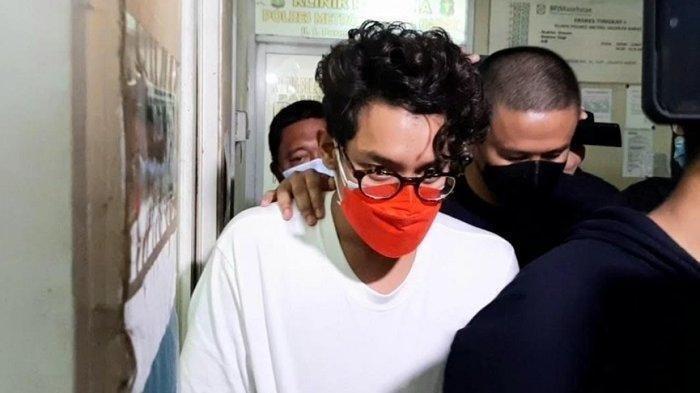 Musisi sekaligus aktor Ardhito Pramono ditangkap polisi atas kasus dugaan penyalahgunaan narkoba di kediamannya di kawasan Jakarta Timur, pada Rabu (12/1/2022).