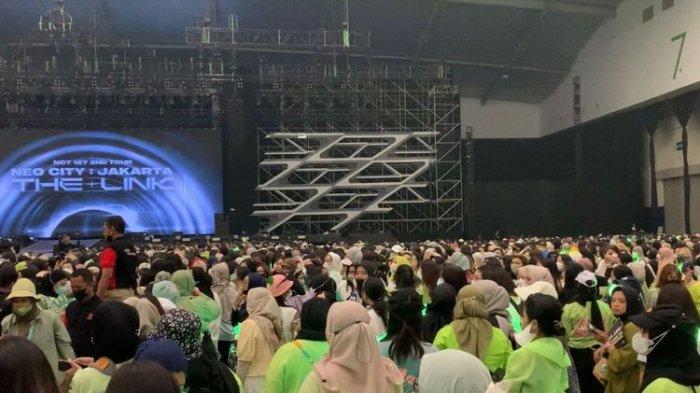 NCTzen tampak berdesakan di konser NCT 127 yang dihelat di Indonesian Convention Exhibition (ICE) BSD, Tangerang, Jumat (4/11/2022) malam.