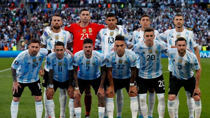 (Baris Belakang Kiri-Kanan) Bek Argentina Nicolas Otamendi, Kiper Argentina Emiliano Martinez, Bek Argentina Cristian Romero, Bek Argentina Nahuel Molina dan Gelandang Argentina Guido Rodriguez, (Baris Depan Kiri-Kanan) Striker Argentina Lionel Messi, Gelandang Argentina Angel Di Maria, Gelandang Argentina Rodrigo De Paul, striker Argentina Lautaro Martinez, gelandang Argentina Giovani Lo Celso dan bek Argentina Nicolas Tagliafico berpose untuk foto pra-pertandingan jelang pertandingan persahabatan internasional 'Finalissima' antara Italia dan Argentina di Stadion Wembley di London pada 1 Juni 2022. Azzurri menghadapi juara kontinental Amerika Selatan di Finalissima perdana di Wembley.