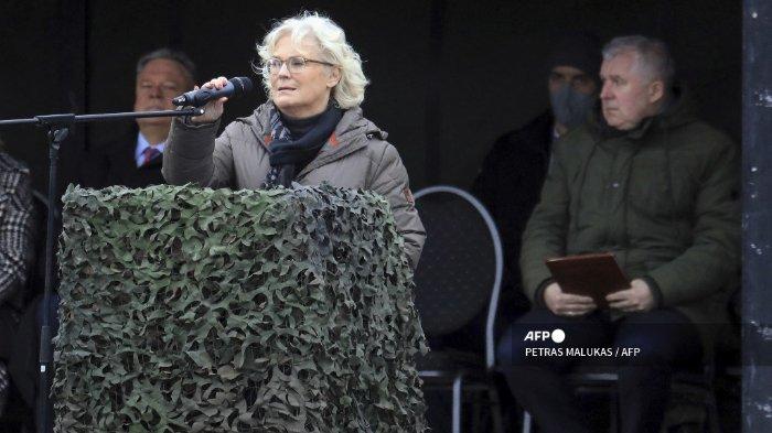 Menteri Pertahanan Jerman Christine Lambrecht berbicara ketika Menteri Pertahanan Nasional Lituania Arvydas Anusauskas (kanan) mendengarkan selama kunjungannya ke pimpinan NATO's Enhanced Forward Presence