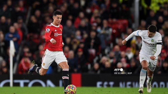 Striker Manchester United asal Portugal Cristiano Ronaldo berlari dengan bola selama pertandingan sepak bola Liga Premier Inggris antara Manchester United dan Burnley di Old Trafford di Manchester, barat laut Inggris, pada 30 Desember 2021.