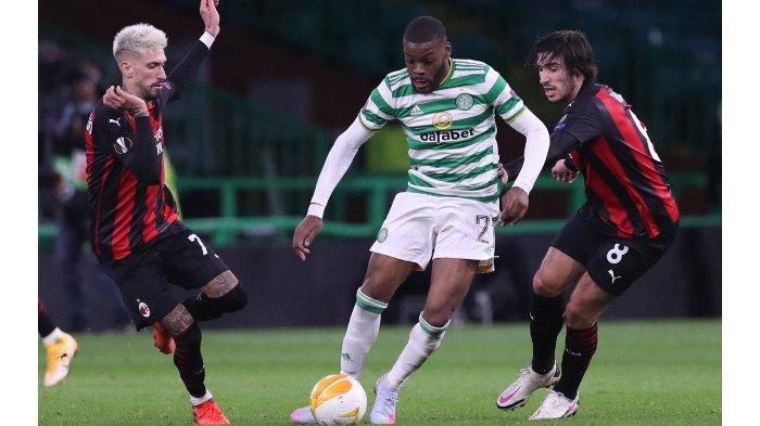 Gelandang Celtic asal Prancis, Olivier Ntcham mengontrol bola pada pertandingan sepak bola grup H putaran pertama Liga Eropa UEFA antara Celtic dan AC Milan di stadion Celtic Park di Glasgow, Skotlandia pada 22 Oktober 2020.