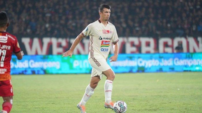 Pemain Persija Jakarta berkebangsaan Ceko, Ondrej Kudela, beraksi kala menghadapi Bali United pada pekan pertama Liga 1 2022-2023 di Stadion Kapten I Wayan Dipta, Gianyar, Sabtu (23/7/2022). Terkini, Kudela mendapat panggilan timnas Ceko untuk pertandingan UEFA Nations League melawan Portugal dan Swiss.
