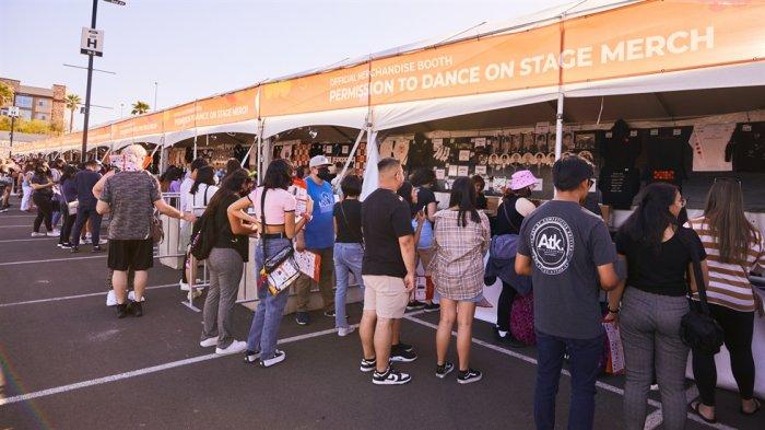 Orang-orang mengantre untuk membeli merchandise BTS di AREA 15, Las Vegas. (HYBE)
