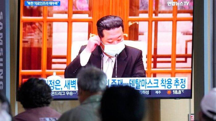 Orang-orang menonton layar TV yang memperlihatkan pemimpin Korea Utara, Kim Jong Un, selama program berita di stasiun kereta api di Seoul, Korea Selatan, Sabtu, 14 Mei 2022.