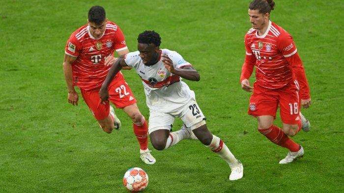 Gelandang Stuttgart asal Belgia, Orel Mangala (tengah) berlari melewati gelandang Bayern Munich Spanyol Marc Roca (kiri) dan gelandang Bayern Munich dari Austria Marcel Sabitzer selama pertandingan sepak bola divisi satu Bundesliga Jerman antara FC Bayern Munich dan VfB Stuttgart di Munich, Jerman selatan pada 8 Mei, 2022.