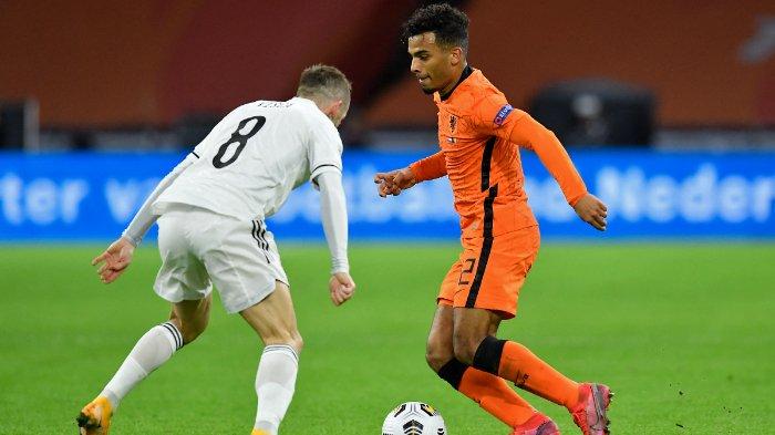 Gelandang Bosnia-Herzegovina Edin Visca (kiri) menantang bek Belanda Owen Wijndal selama pertandingan sepak bola UEFA Nations League antara Belanda dan Bosnia dan Herzegovina di Johan-Cruijff ArenA di Amsterdam pada 15 November 2020.