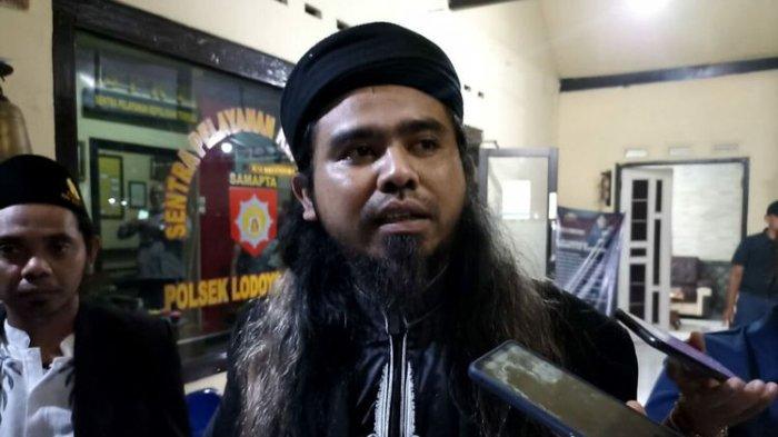 Gus Samsudin pengasuh Padepokan Nur Dzat Sejati berbicara kepada wartawan usai mediasi di Polsek Kademangan, Minggu (31/7/2022) malam.