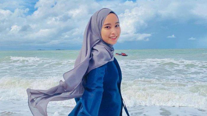 Pengunjung berfoto di kawasan Pantai Tikus Emas, Bangka Belitung
