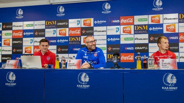 (dari kiri) Juru bicara Rakow Czestochowa Michat Szprendatowicz, pelatih kepala Rakow Czestochowa Polandia Marek Papszun dan gelandang Polandia Rakow Czestochowa Patryk Kun menghadiri konferensi pers di Gent, pada 25 Agustus 2021, menjelang pertandingan sepak bola kembali Play Off Conference League melawan KAA pria.