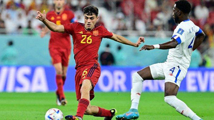 Gelandang Spanyol Pedri berebut bola dengan bek Kosta Rika Keysher Fuller pada pertandingan sepak bola Grup E Piala Dunia Qatar 2022 antara Spanyol dan Kosta Rika di Stadion Al-Thumama di Doha pada 23 November 2022.