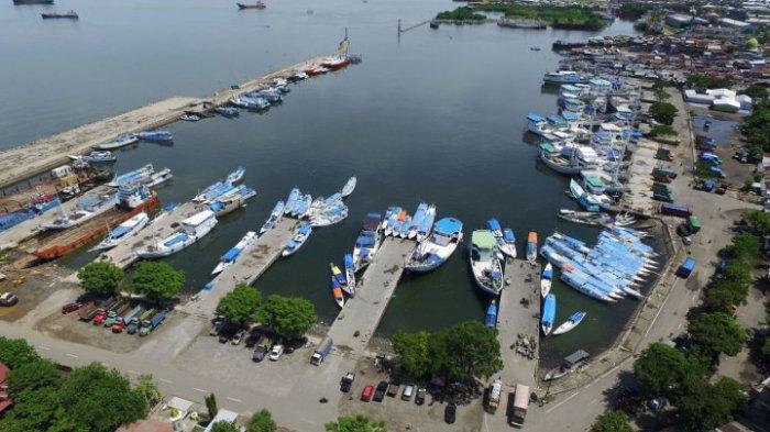 Pelabuhan Rakyat Paotere, Kecamatan Ujungtanah, Makassar, Sulsel, yang diabadikan menggunakan kamera drone, Sabtu (23/1/2016). Pelabuhan yang berjarak sekitar lima kilometer dari pusat kota ini merupakan satu di antara pelabuhan rakyat warisan tempo dulu yang masih bertahan dan bukti peninggalan Kerajaan Gowa-Tallo sejak abad ke-14 sewaktu memberangkatkan sekitar 200 armada Perahu Phinisi ke Malaka. Sekarang ini masih dipakai sebagai tempat berlabuh kapal rakyat untuk untuk bongkar muat dan antar barang lintas pulau di Indonesia.